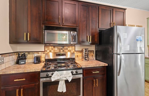 Boone House | Family Friendly Cozy Mountain Cabin w/Hot tub and Game Room