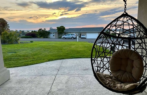 Grant County House | Family Friendly- Lake Views, Kayaks, Pool, 2 Hot Tubs, Saunas - NO parties