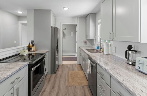 Bel Aire House | Family Friendly - Pool - Hot Tub - Pets