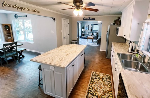Seguin House | Family Friendly Riverfront Home on Guadalupe. Large yard, kayaks, near downtown