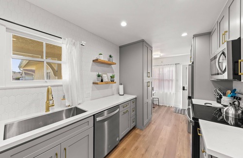 North Long Beach House | Family friendly SoCal Vacation Home- 10 min to airport! 20min to theme parks!