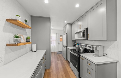 North Long Beach House | Family friendly SoCal Vacation Home- 10 min to airport! 20min to theme parks!