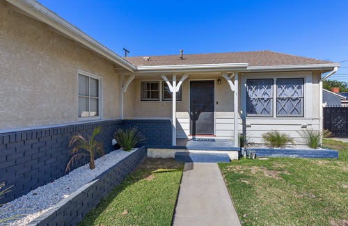 North Long Beach House | Family friendly SoCal Vacation Home- 10 min to airport! 20min to theme parks!