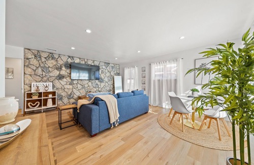 North Long Beach House | Family friendly SoCal Vacation Home- 10 min to airport! 20min to theme parks!