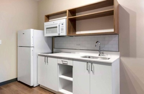 Biggar Hotel | Family-Friendly Suite w/Kitchen Near Six Mile Cypress Preserve | 4 Units