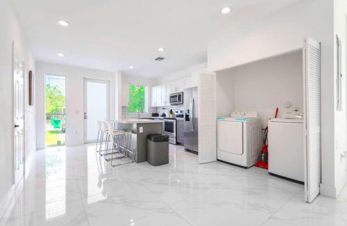 Allapattah Apartment | Family-Friendly Townhouse w Private Parking Included