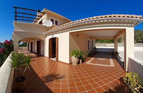 Manganos Villa | Family friendly villa with great surroundings close to village centre.