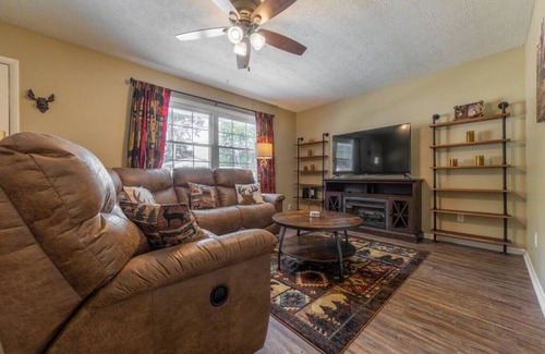 Vermilion House | Family Fun Getaway By Downtown Vermilion