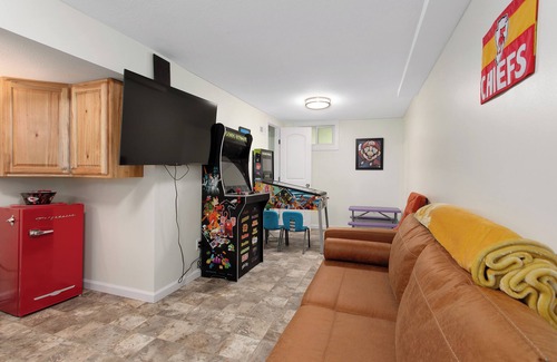 South Kansas City House | Family Fun Haven 4BR Game Room Hot Tub Pet Friendly