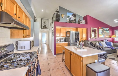 River Mountain Apartment | Family Fun! Jacuzzi, Arcade, Ebikes, King Bed
