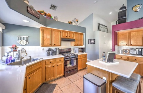 River Mountain Apartment | Family Fun! Jacuzzi, Arcade, Ebikes, King Bed