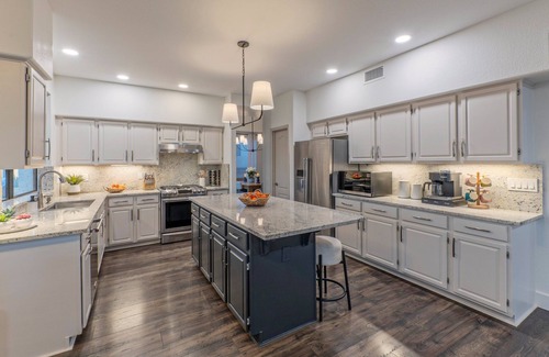 Val Vista Lakes House | Family Fun Lakefront, Htd Pool, Spa, Putt Green, Kayaks, Covered Patio w/TV, Indoor Games