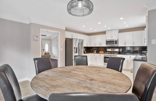 Conyers House | ✩Family Getaway ✩POOL ✩ Hot tub ✩ Pet Friendly ✩Sleeps 10