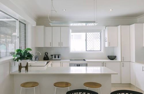 Miami Apartment | Family Getaway + Pool, NBN, Beach and Shops