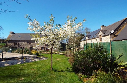 Saint-Servant Cottage | Family Gite, private heated pool, 5 bedrooms, 5 bathrooms, jacuzzi, sleeps 12