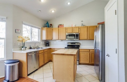 Aurora House | Family home 2 Master Suites with King beds fast Wifi workspace