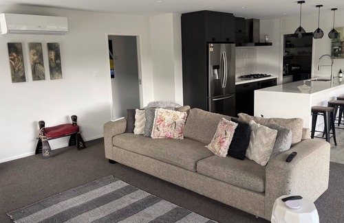 Pyes Pa House | Family Home, 3 Minutes to Mall, Cinema and Restaurants lake Walks,5mins to Mount