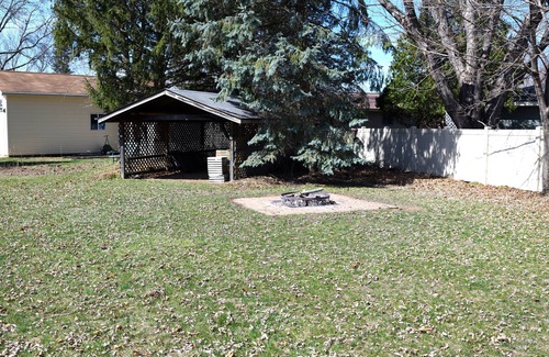 Eau Claire House | Family home and office with large backyard in the city