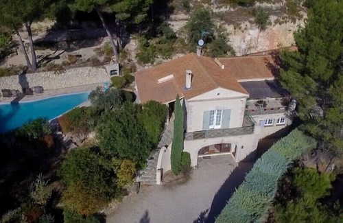 Merindol House | Family Home in the Heart of the Luberon with Swimming Pool and Panoramic Vi