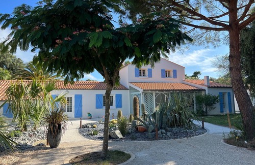 Dolus-d'Oleron House | Family home sleeps 10, Swimming pool, Jacuzzi, Petanque, Gym.