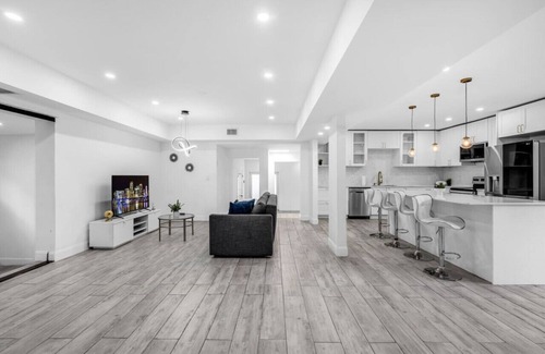 El Portal House | Family Home with Luxurious Pool For 12 People