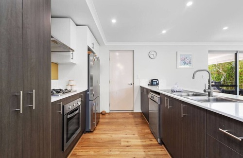 Karrinyup House | Family Luxury 5BR Stylish Home