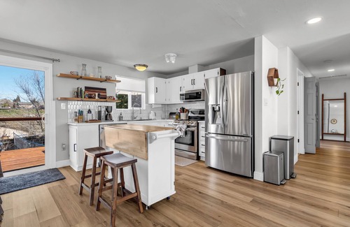 West University House | Family of 8 Mountain Vacation: Gym, Office & Volleyball 5 Mins to Downtown!