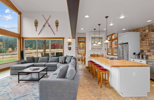 Leavenworth House | Family & Pet friendly lodge, sleeps 12 guests, dogs ok, on the Wenatchee River.