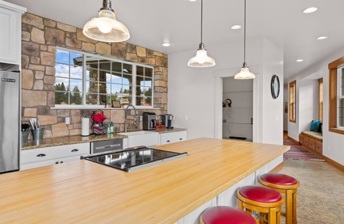 Leavenworth House | Family & Pet friendly lodge, sleeps 12 guests, dogs ok, on the Wenatchee River.