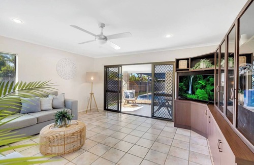 Edge Hill House | Family Retreat A Spacious Poolside Stay