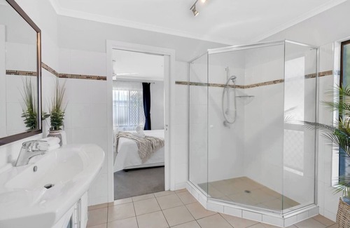 Edge Hill House | Family Retreat A Spacious Poolside Stay