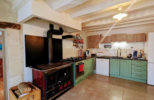 Clere-du-Bois Cottage | "Family Retreat with Spa Near Loire Castles and Beauval Zoo"