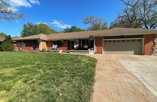 Springfield House | Family Retreat with HUGE in ground pool!
