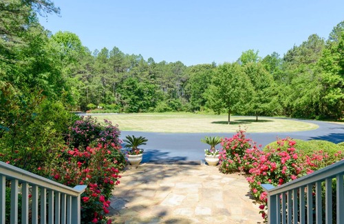 Mount Vernon House | Family Reunion & Group Retreat - 3 Homes on 120 Acres, Pool and Lake, Fishing