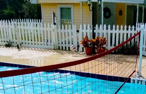 Weirsdale House | FAMILY REUNIONS LOVE US. -5 miles to The Villages POOL HOT TUB SLEEPS UP TO 20