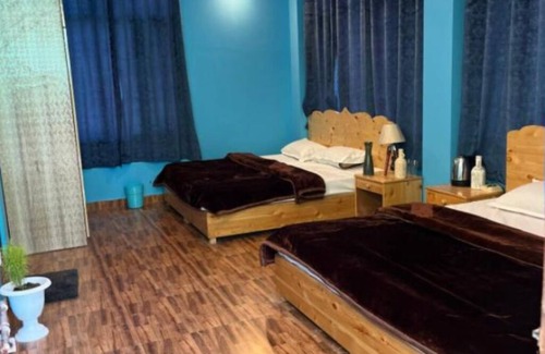 Old Manali Apartment | Family Room with Mountain View - The Cosmic Rajasthan