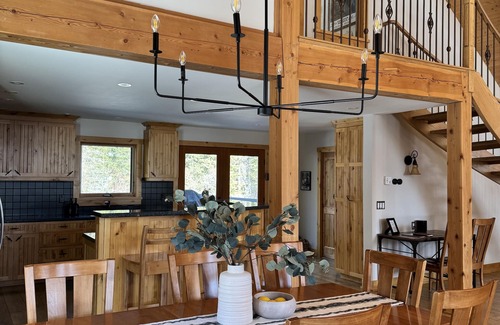 Golden Cabin | Family Ski-In/Out with Private Hot Tub, Sleeps 9n