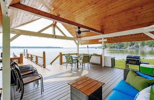 Chapin House | Family Ties Lakefront Estate