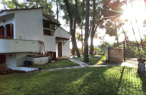 Sane Villa | Family Villa in Sani - Sleeps 6 - Parking - WiFi
