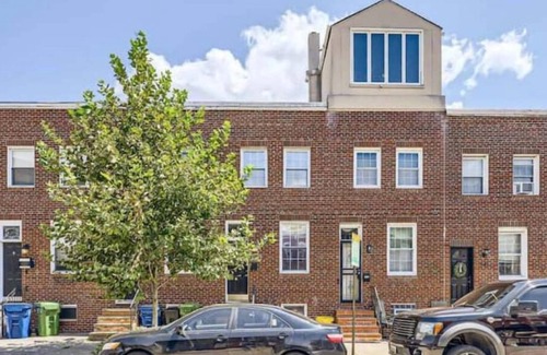 Downtown Baltimore House | "Fan Favorite"- Historic townhouse blocks from Ravens & Orioles Stadiums & UMMC