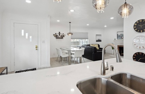 Lincoln Acres House | Fancy & Modern 3 Bedroom House With Private Yard, Gate 3 Home by Redawning
