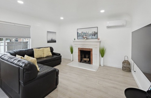 Lincoln Acres House | Fancy & Modern 3 Bedroom House With Private Yard, Gate 3 Home by Redawning