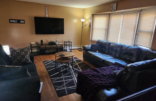 Lakeview Apartment | Fantastic 3-bedroom apartment w/WiFi and free parking in Rockville Centre
