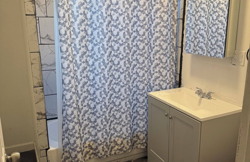 North Lawndale Apartment | Fantastic 3-bedroom apartment with AC in vibrant Chicago
