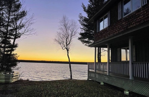 Sinclair House | Fantastic 4-bedroom Lake House on Cross Lake