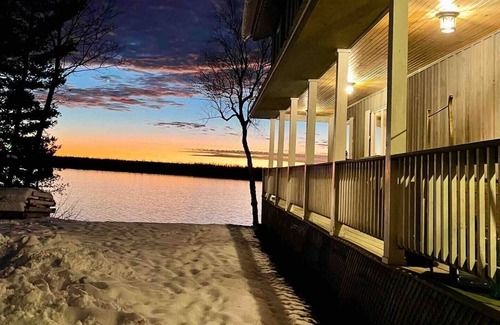 Sinclair House | Fantastic 4-bedroom Lake House on Cross Lake