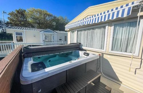 Skegness Boat Rental | Fantastic 4 Berth Caravan In Skegness With Private Hot Tub Ref 96023H