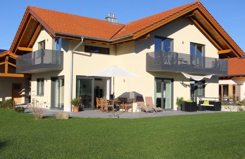 Eglfing Apartment | Fantastic Alpine panorama, unique landscape with beautiful swimming lakes