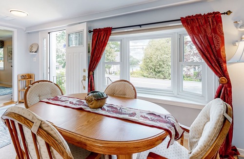 Buzzards Bay House | Fantastic getaway near the bay with large yard, fast WiFi, central AC & W/D