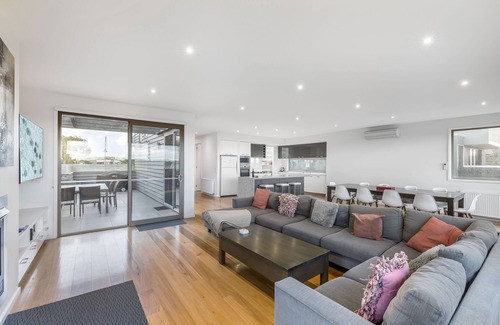 Torquay House | Fantastic house with 5 bedrooms - views of the golf course